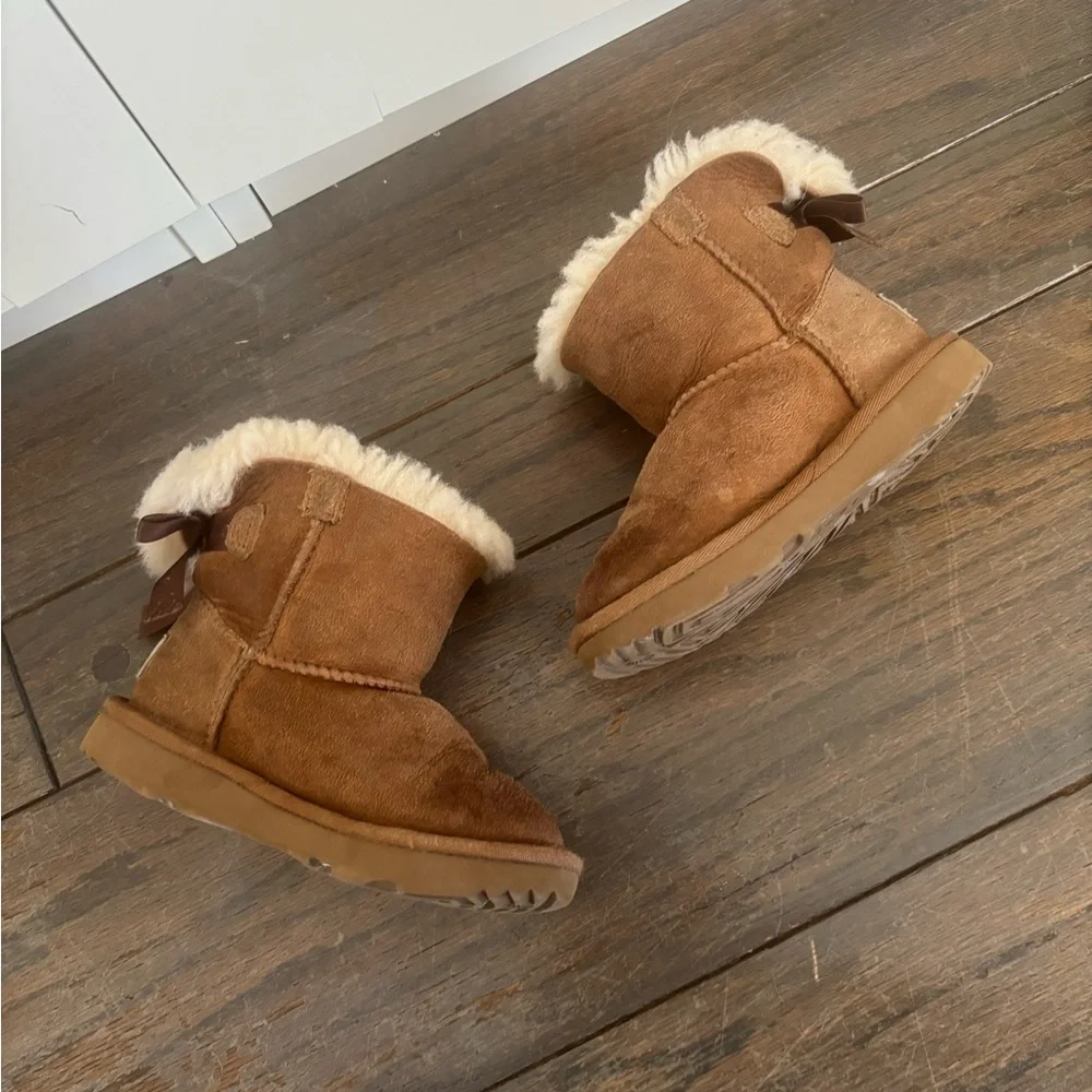 Ugg Bailey Bow Kids Boots Size 9 in Brown Cute Cozy Slip On